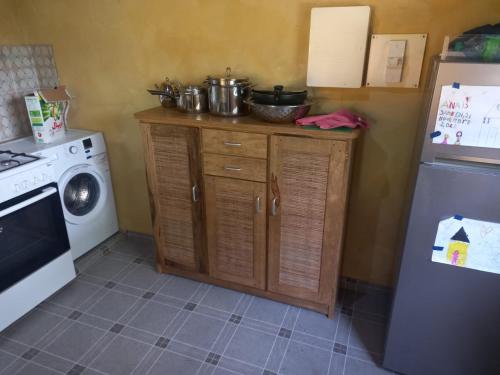 Boukot OuolofSénégal CASAMANCE的厨房配有炉灶和冰箱。