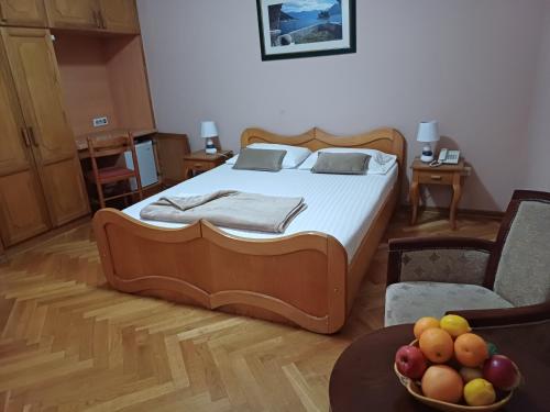 科托尔玛利雅2号旅馆的一间卧室配有一张床,桌上放着一碗水果