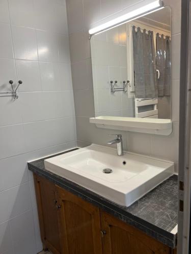 皮奥伦克Petite maison en bordure de N7的浴室设有白色水槽和镜子