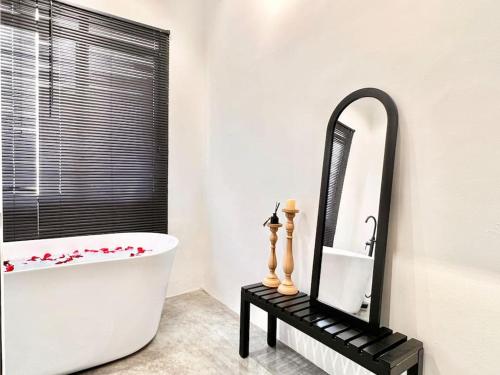 怡保Studio S Conceptual Homestay Station 18 - Ipoh的浴室配有白色浴缸和镜子