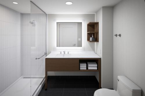 曼特卡Staybridge Suites Manteca, an IHG Hotel的一间带水槽和淋浴的浴室
