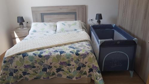 穆希亚Casa Campaña的一间卧室配有一张带毯子和两盏灯的床。