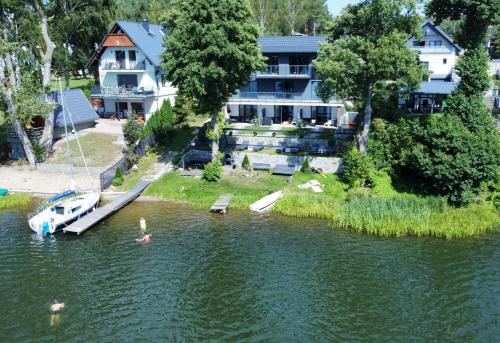 韦茨泽基斯韦斯基Weranda的河里,水里有房子和船