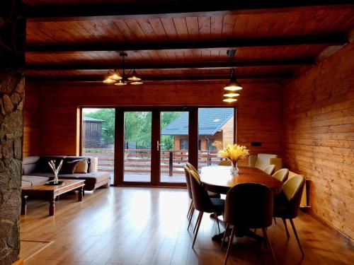 苏恰瓦Twin Cabins / Cabanele Gemene的客厅配有桌椅和沙发