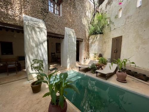 拉穆Authentic Swahili style villa Milele House的一座带游泳池的庭院