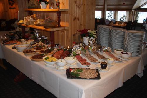 Randsverk勒蒙耶斯图海特酒店的一张长桌,上面有自助餐