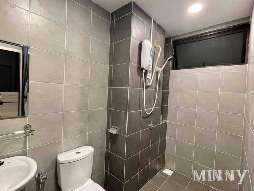 蕉赖Netizen near MRT Balcony View的一间带卫生间的浴室和墙上的一部电话