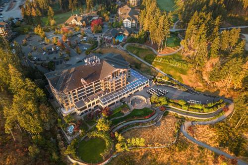 维多利亚The Westin Bear Mountain Resort & Spa, Victoria的享有带公园的度假胜地的空中景致