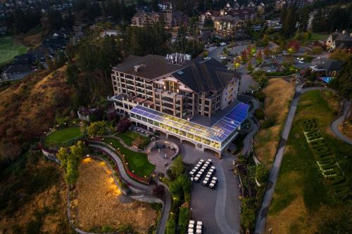 维多利亚The Westin Bear Mountain Resort & Spa, Victoria的享有带停车场的大楼的顶部景色