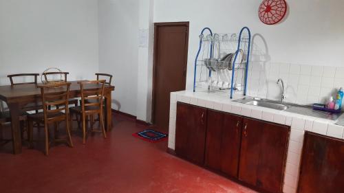 瓦都瓦villa senudri wadduwa的厨房配有水槽和桌椅