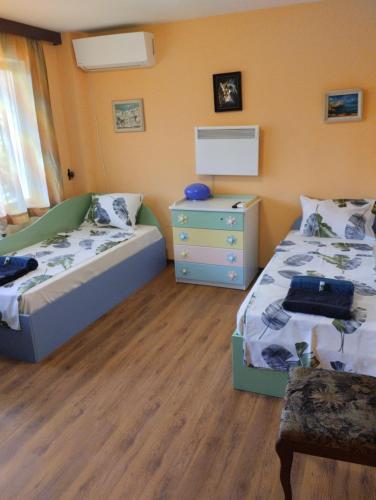 阿巴纳西Гери2的一间卧室配有两张单人床和一个梳妆台