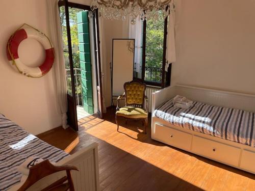 威尼斯丽都Venezia Lido Villa Delle Palme的一间卧室配有一张床和一把椅子