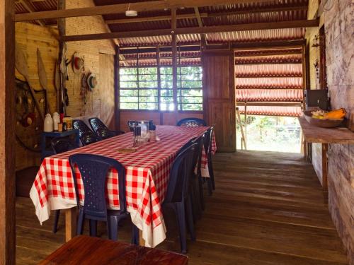努基Safio. Una casa en el paraiso.的一间用餐室,配有红色和白色的桌子和椅子