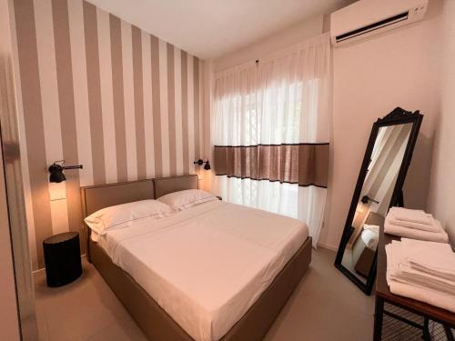 罗马Casetta Celso的一间小卧室,配有一张床和镜子