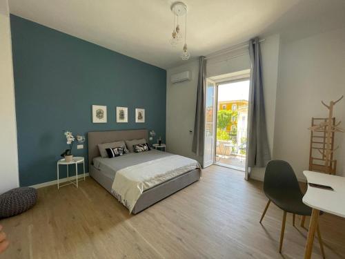 卡利亚里Sunset 221 Cagliari的一间卧室设有一张床和蓝色的墙壁
