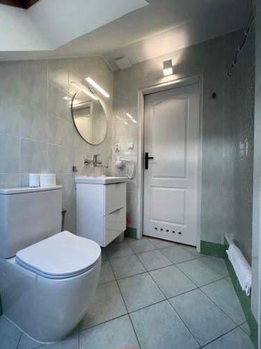 布斯克·兹德鲁伊Garden Villa的白色的浴室设有卫生间和水槽。