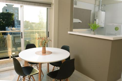 孔斯蒂图西翁镇Villa Apart Center的厨房配有白色的桌椅和窗户