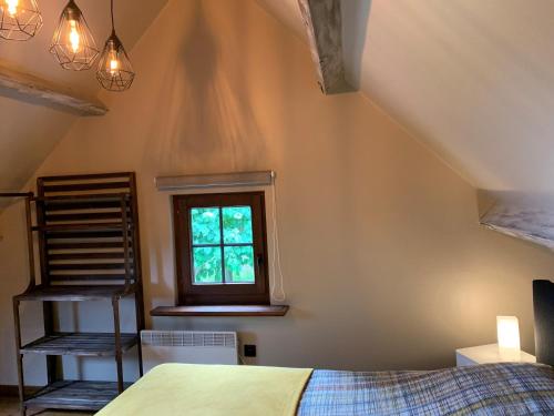 ZottegemPerlefien的一间卧室设有一张床和一个窗口