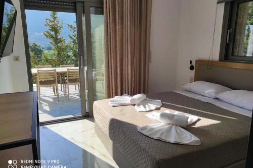 瓦西利基Luxury Villa Serani with Panoramic View的酒店客房设有两张床和一个阳台。