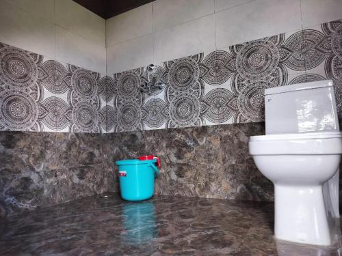 卡索尔Nomind Vibe的一间带卫生间和垃圾桶的浴室