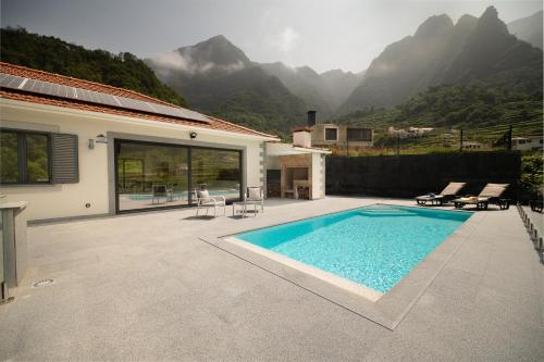 圣维森特Casa Avô da Pedra, By OP的一座山房前的游泳池