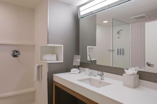 温泉城温泉万怡酒店的一间带水槽和镜子的浴室