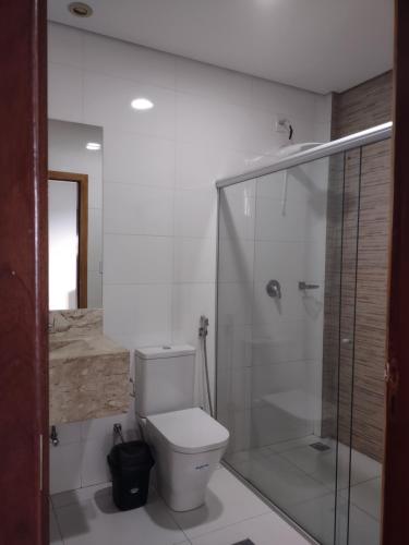 里约布兰科Residencial Isaura的一间带卫生间和玻璃淋浴间的浴室