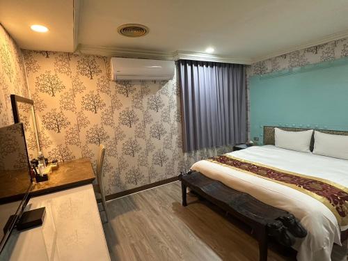 土城区土城飯店的一间卧室设有一张大床和一个窗户。