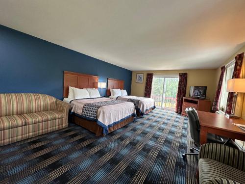 北康威瑞士小屋村旅馆的酒店客房配有两张床和一张书桌