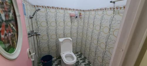 外南梦FAREL HOMESTAY KAWAHIJEN的一间带卫生间和淋浴的小浴室