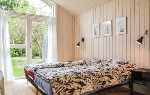 德隆宁莫勒Gorgeous Home In Dronningmlle With Wifi的一间带床的卧室,位于带窗户的房间内