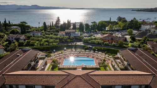 加达湖畔帕登赫Le Terrazze sul Lago Hotel & Residence的享有带游泳池的房屋的空中景致