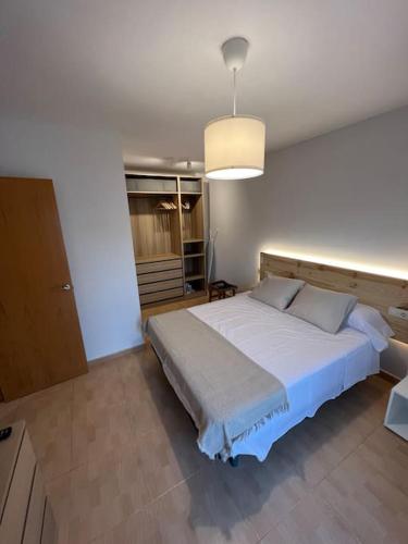 林孔-德拉维多利亚Rincón Costero的卧室配有一张白色大床