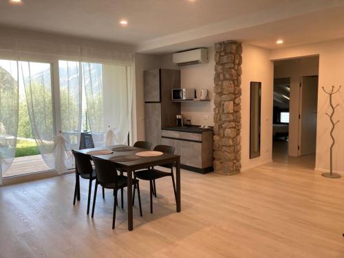 利莫内-苏尔加达La Casa sul Lago Apartments - Olive Tree Apartment的厨房以及带桌椅的用餐室。