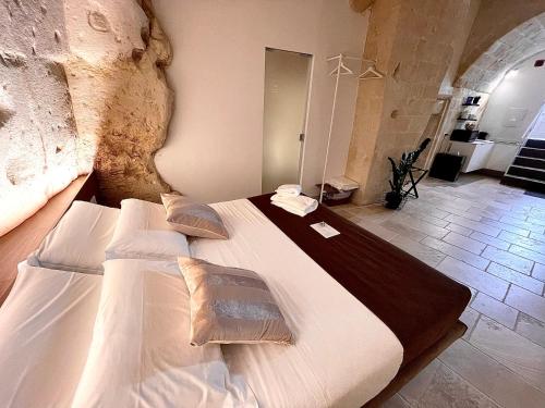 马泰拉CASA VACANZE BB 164-166的卧室配有带枕头的大型白色床