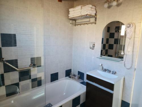 埃尔卡拉法特布里洛斯帕塔戈尼克斯度假屋的带浴缸、水槽和镜子的浴室