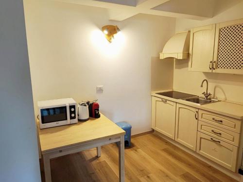 Genziana Apartment - CIPAT 22114的厨房或小厨房