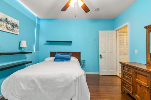 布里奇波特The Blue Room near Yale Hospital/Bridgeport的蓝色卧室配有床和吊扇
