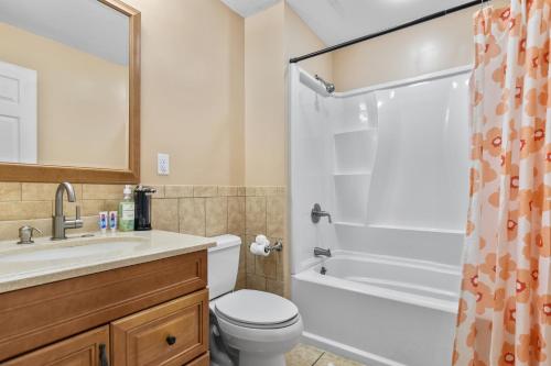 布里奇波特The Blue Room near Yale Hospital/Bridgeport的浴室配有卫生间、盥洗盆和淋浴。