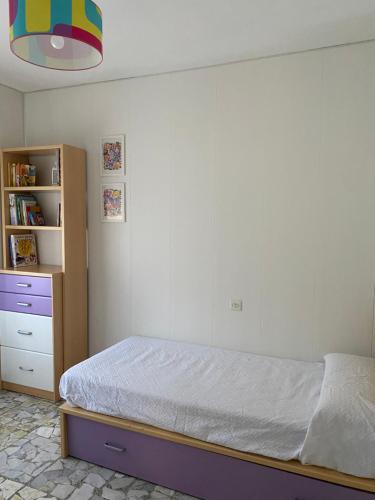 卡尔诺塔Casa Ameixeira的一间卧室设有一张床和一个书架