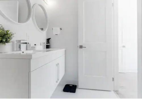 尼亚加拉瀑布Luxury Suite 4mins To Falls的白色的浴室设有水槽和镜子