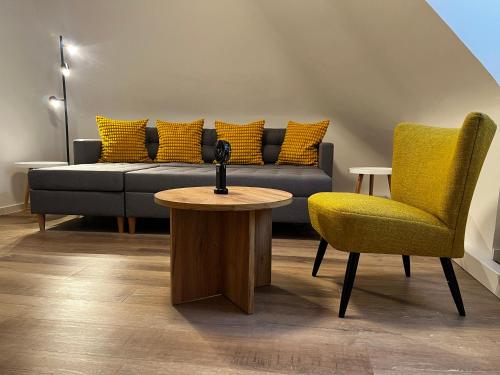 加格瑙City-Designapartment的客厅配有沙发和两把椅子