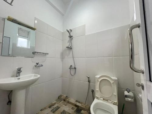 康提Smile Hub Kandy的白色的浴室设有卫生间和水槽。