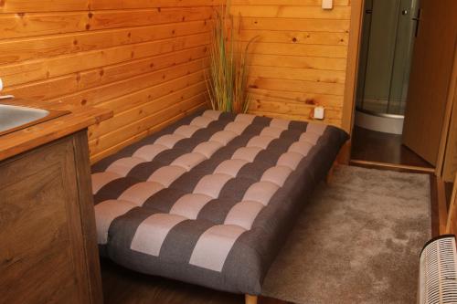 MirnaZoo park Ranč Aladin - Glamping apartment的厨房角落处设有长凳的房间