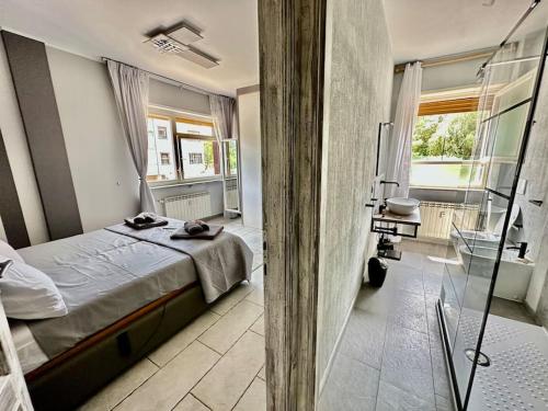 维纳利亚瑞勒Alle porte della Reggia的一间卧室配有一张床,浴室设有淋浴。