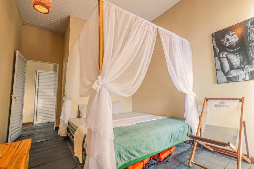 马瑙斯Abaré floating Lodge的一间卧室配有一张带蚊帐的床