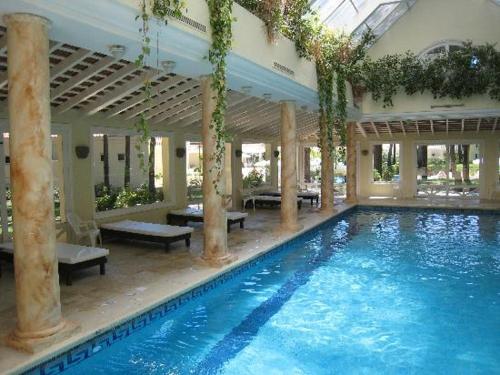 埃斯特角城Green Park penthouse 2 dormitorios的游泳池,位于带游泳池的建筑内