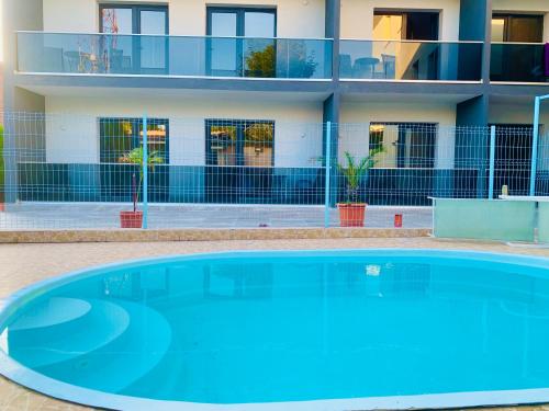 曼加利亚Laguna Grey的大楼前的大型蓝色游泳池