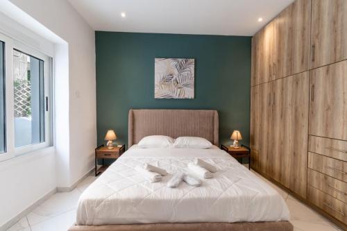 雅典Aiolos luxury suite 3 agios dimitrios center的卧室配有一张带两个枕头的大白色床