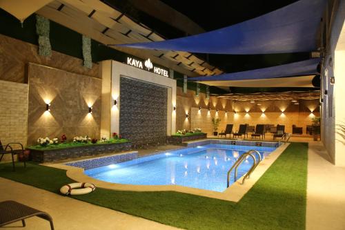 安曼Kaya Hotel Amman的度假村内的大型游泳池